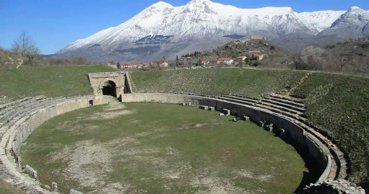 Anfiteatro-Alba-Fucens-monte-Velino Anfiteatro-Alba-Fucens-monte-Velino