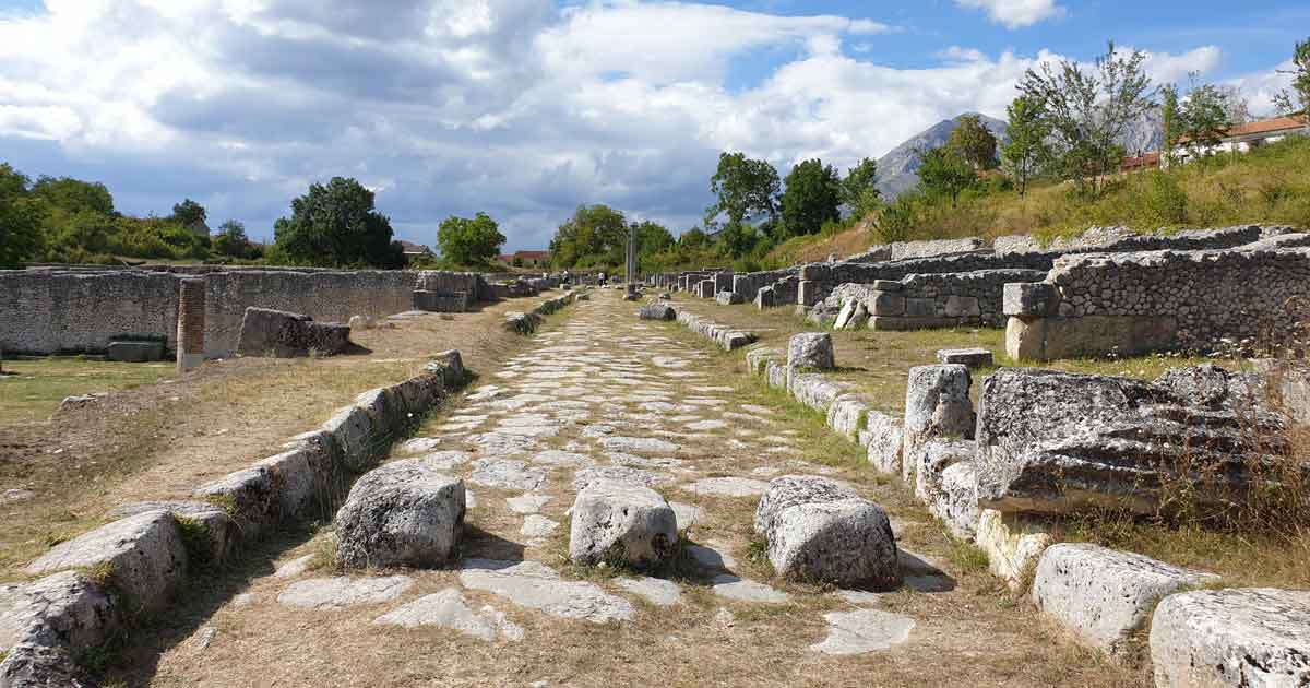 strada-principale-Alba-Fucens